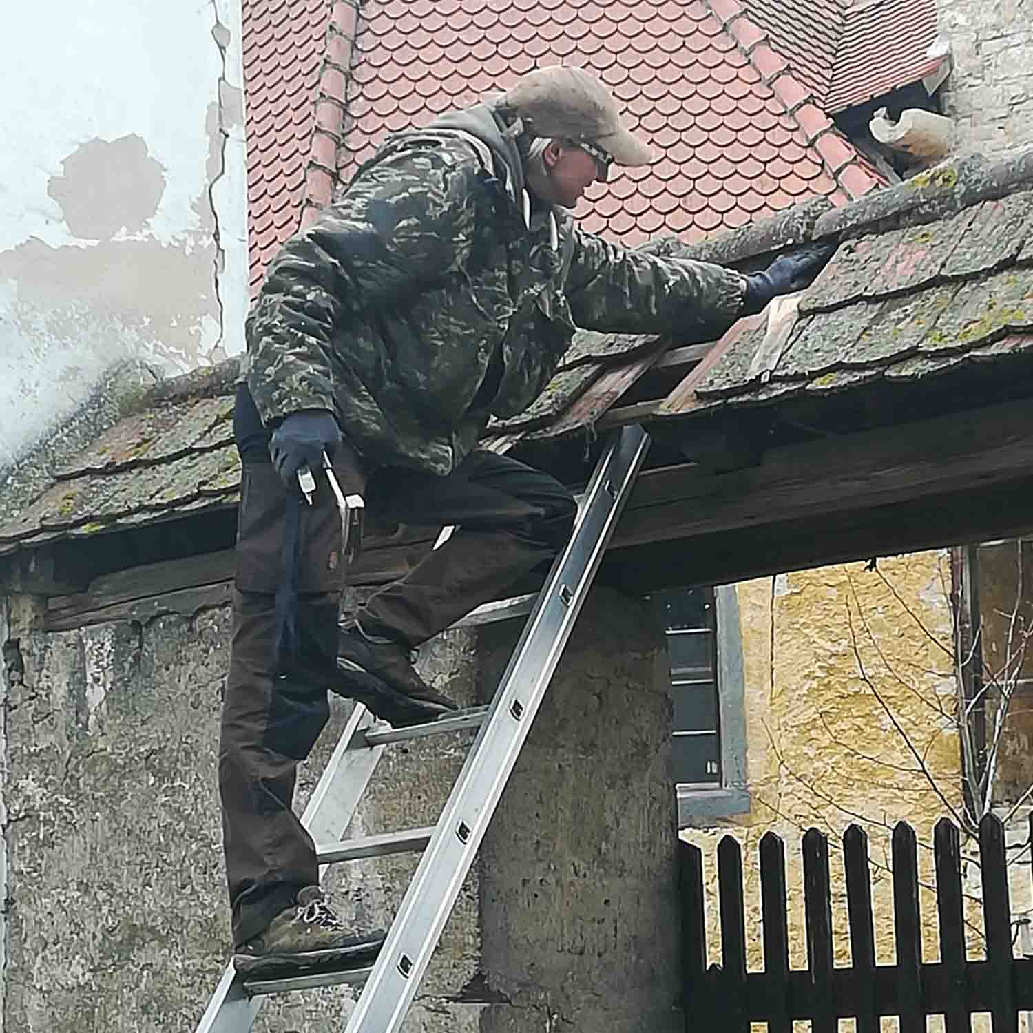 Dachziegel am Vordach des Kirchentor wechseln und ausbessern