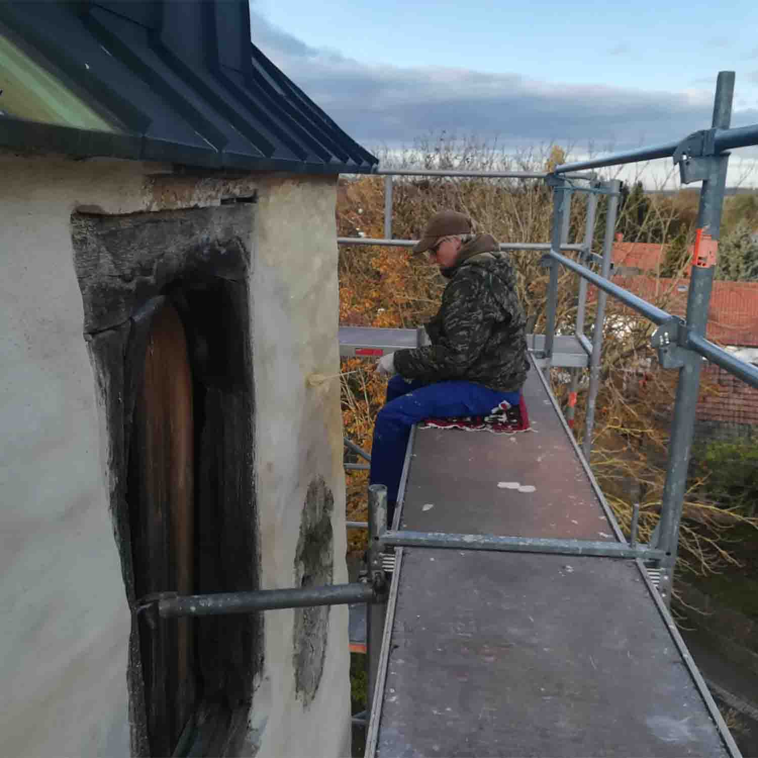 Katjana Hesse beim Streichen des Kirchturms der Reformationskirche in Niedersynderstedt